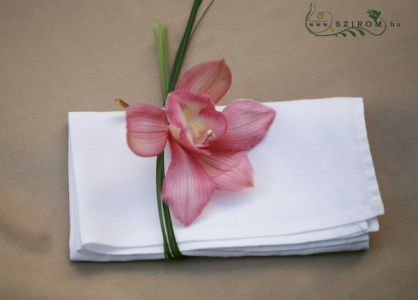 napkin decor with flowers, pink orchid, wedding