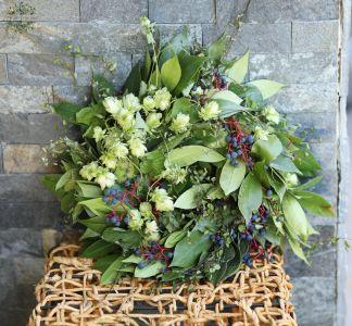 Száraz leveles őszi bozontos koszorú babérral, vadszőlővel 36cm