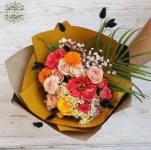 Saisonaler orange-schwarzer Blumenstrauß