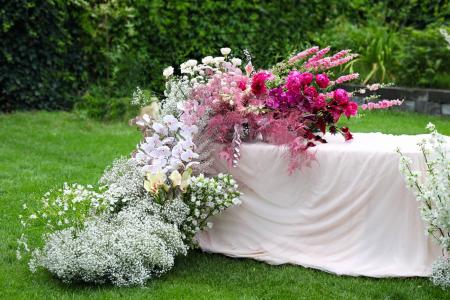 Moderner Tischschmuck in Rosa-Ombré für Hochzeiten und Veranstaltungen