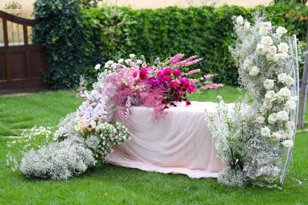 Moderner, in Ombré-Rosa gehaltener Tischschmuck für Hochzeiten und Veranstaltungen, mit eine Halb- Bogen