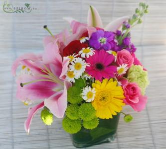 Bunter Sommerwürfel mit Lilien (12 Stiele)