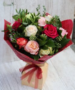 15 gemischte Rosen mit Grün in Papiervase