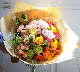 Zotteliger Strauß mit Rosen