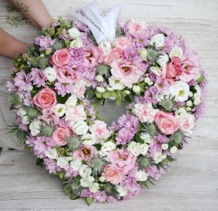 szív alakú koszorú pasztell virágokból (55cm)