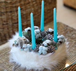 Fehér, kék, szőrös adventi koszorú gyapotvirággal (35cm)