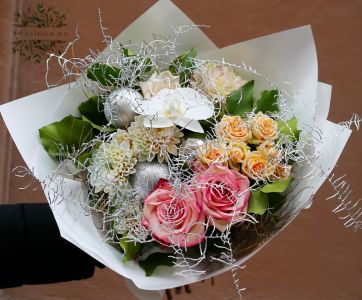 Téli pasztell csokor ezüstös korallpáfránnyal, rózsával, orchideával