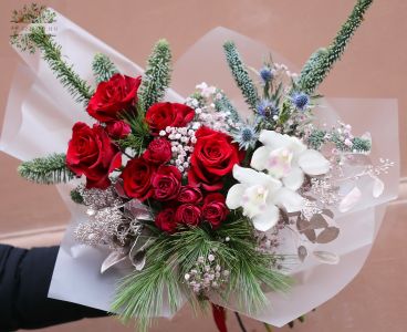 Kis téli holdcsokor vörös rózsákkal, orchideákkal