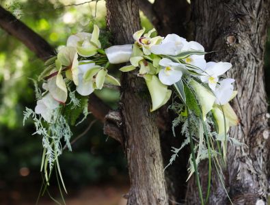 Modern trendi menyasszonyi csokor ( kála, orchidea, anthurium, fehér, zöld)