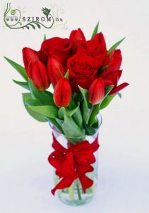  tulipán vörös rózsával, vázában (13 szál)