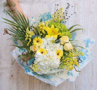 Frischer Sommerstrauß in Gelb und Weiß mit Hortensie und Lilie