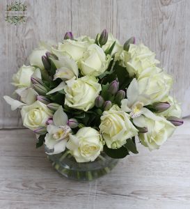 Üveggömb tulipánnal, orchideával, rózsával (44 szál)