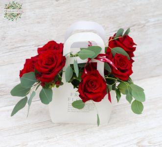 Modern táskacsokor valentin napra reflexelt (kihajtott szirmú) vörös rózsával (7 szál)