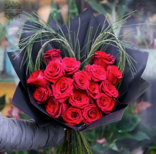 Szív alakú vörös rózsa csokor valentin-napra (17 szál) 