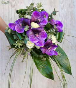 Vanda-Orchideen mit 5 weißen Rosen, im modernen Blumenstrauß