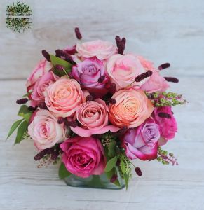 rózsaszín-barack színű rózsakocka 17 rózsa+5 szál sanguisorba