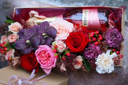 Flower box with rosé champagne, roses, orchids