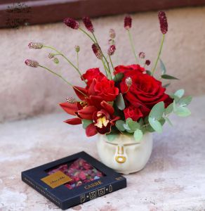 Kleiner Kopftopf mit rotem Rose Orchideen Haar, mit ChocoMe-Schokolade