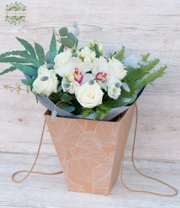 Fehér csokor orchideával, liziantusszal, különleges zöldekkel, elegáns ezüst leveles táskában (11 szál)