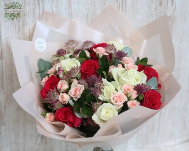 Rosen und Astrantien (24 Stiele)