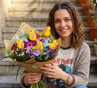 Húsvéti csokor gitározó kiscsibékkel (12 szál)