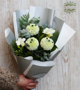 3 pandabear heads made from flower, in bouquet