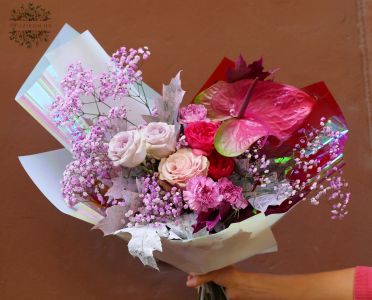 Lila Herbstlicher Halbmondstrauß mit farbigen Eichenblättern, englischen Rosen, Anthurium