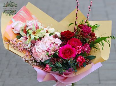 Félhold csokor rózsaszín-vörös színekben, amarillisszel, tulipánnal, rózsával (19 szál)