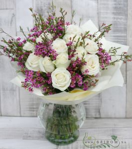 19 weiße Rosen mit rosa waxflower im Vase
