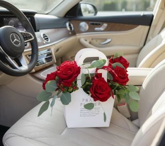 Modern táskacsokor valentin napra reflexelt (kihajtott szirmú) vörös rózsával (7 szál)