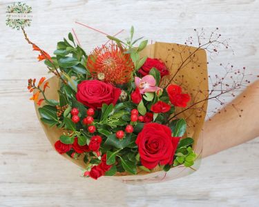 Kleiner Strauß aus roten Rosen, Orchideen und anderen exotische Blumen