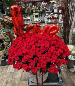 Vörös rózsa kosárban , love fólialufival (300 szál)