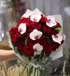 vörös rózsa orchideával (30 szál)