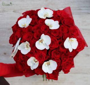Vörös rózsacsokor fehér phalaenopsis orchideákkal (48 szál)