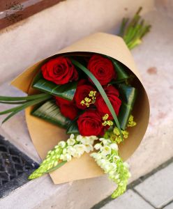 Rote Rosen mit Ornithogalum in Kraftpapierkegel (7 + 2 Stiele)