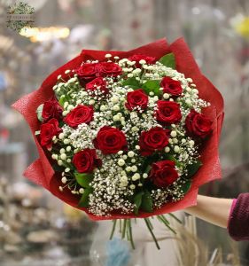 red-white bouqet made of 33 flowers