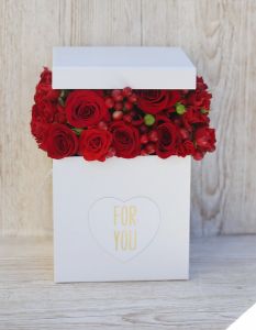 Rote Rosen Kubus Box (24 stielen von Rosen und Beeren)