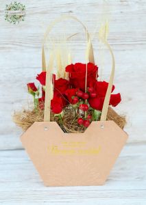 Red rose bag bouquet with dried wheat (5 stems)