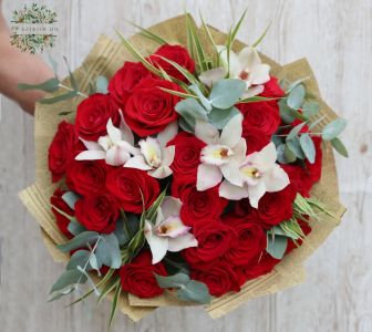 Strauß roter Rosen mit weißen Orchideen (31 Stiele)
