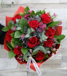 9 rote Rosen mit Wiesenblumen