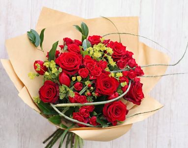 Roter Rosenstrauß mit Sprührosen und Tulpen (19 stiele)