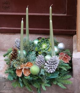 Adventskranz aus grüner, lebender Tanne mit Kugeln, Steinrose und Früchten (43 cm)