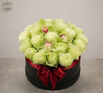 Zöld rózsás orchideás virágdoboz (23 szál) - original product photo with AI background