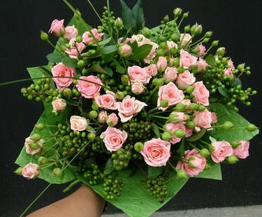 flower delivery Budapest - round bouquet of 10 mini roses
