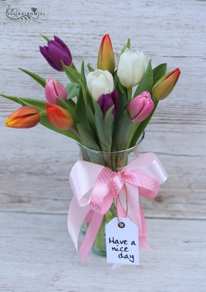Blumenlieferung nach Budapest - 10 gemischte Tulpen in Vase mit Band und Zeichen