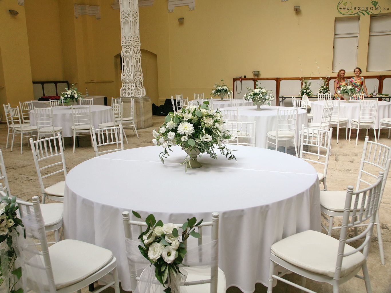 flower delivery Budapest - Wedding Centerpiece rustic stone pot, 1pc, Vajdahunyad Castle Budapest (lisianthus, dahlia, alstromelia,  white)