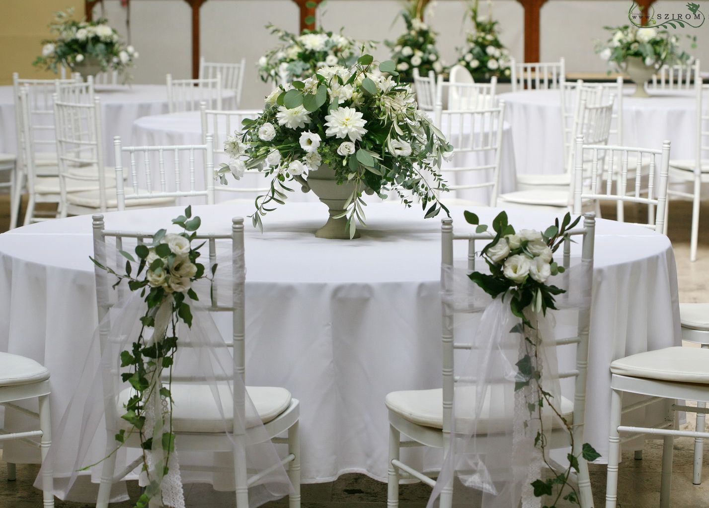 flower delivery Budapest - 1 pc Centerpiece Vajdahunyad castle (liziantus,dalias, alstroemeria,anemone, white), wedding