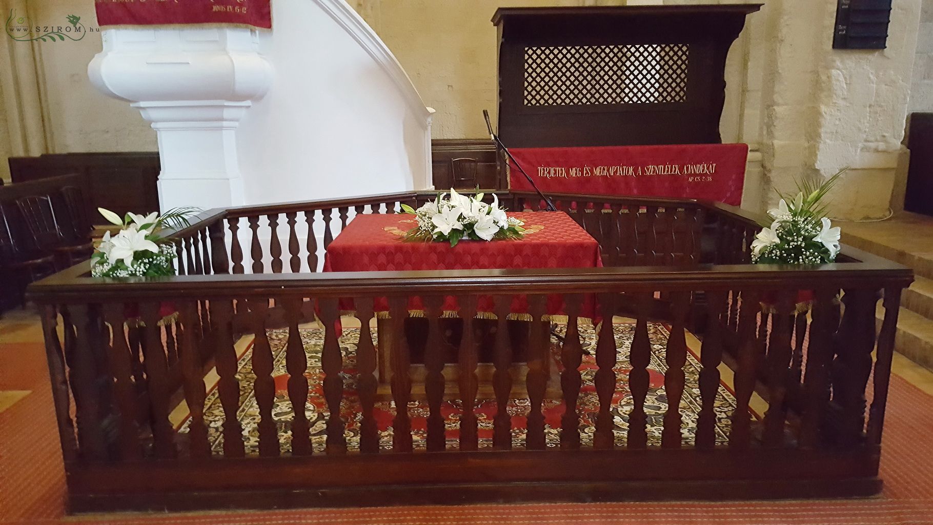 Virágküldés Budapest - oltárdísz 3 db  ( liliom, rezgő, fehér), esküvő 