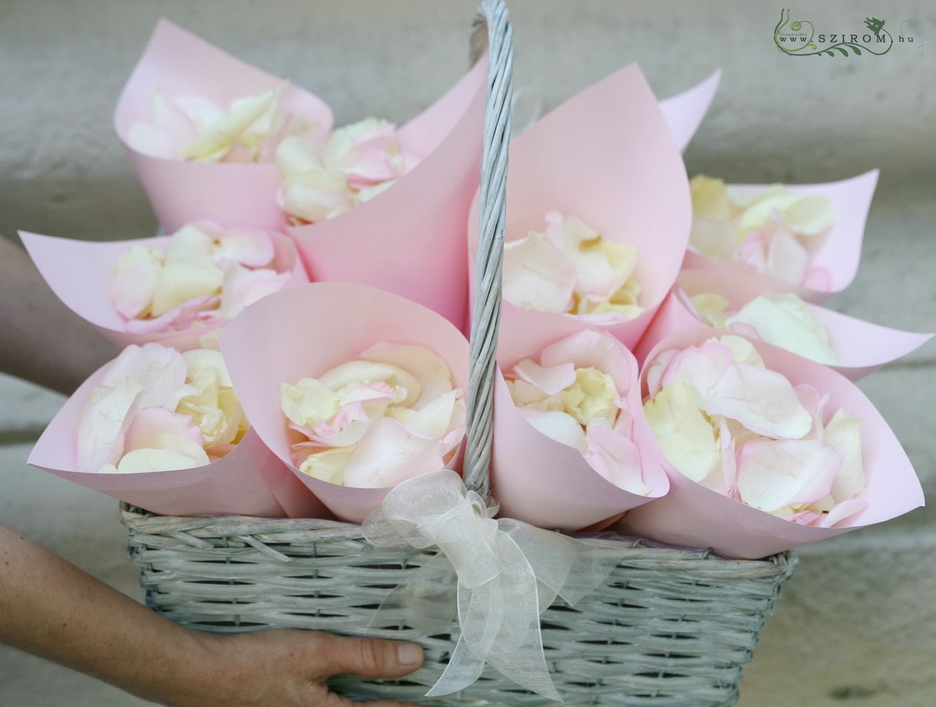 flower delivery Budapest - petals in paper decor holder (pink) 1 pc, wedding