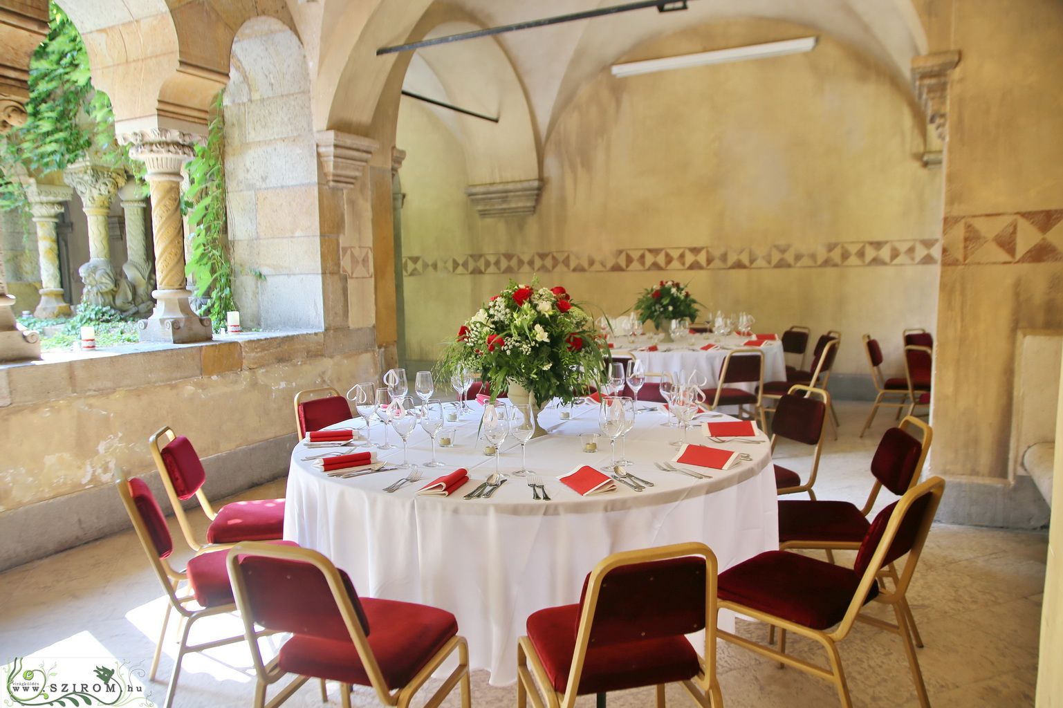 flower delivery Budapest - Centerpiece in pokal (rose, english rose, wild flower, red, white) Vajdahunyad castle